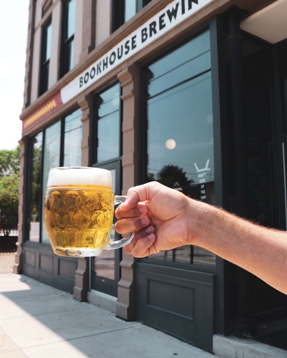 #BookhouseBrewing is a great place to spend a sunny #summer afternoon! All of their #beer and cider is made by hand. 🍺 bit.ly/3JxaXWk

📸: bookhousebrewing