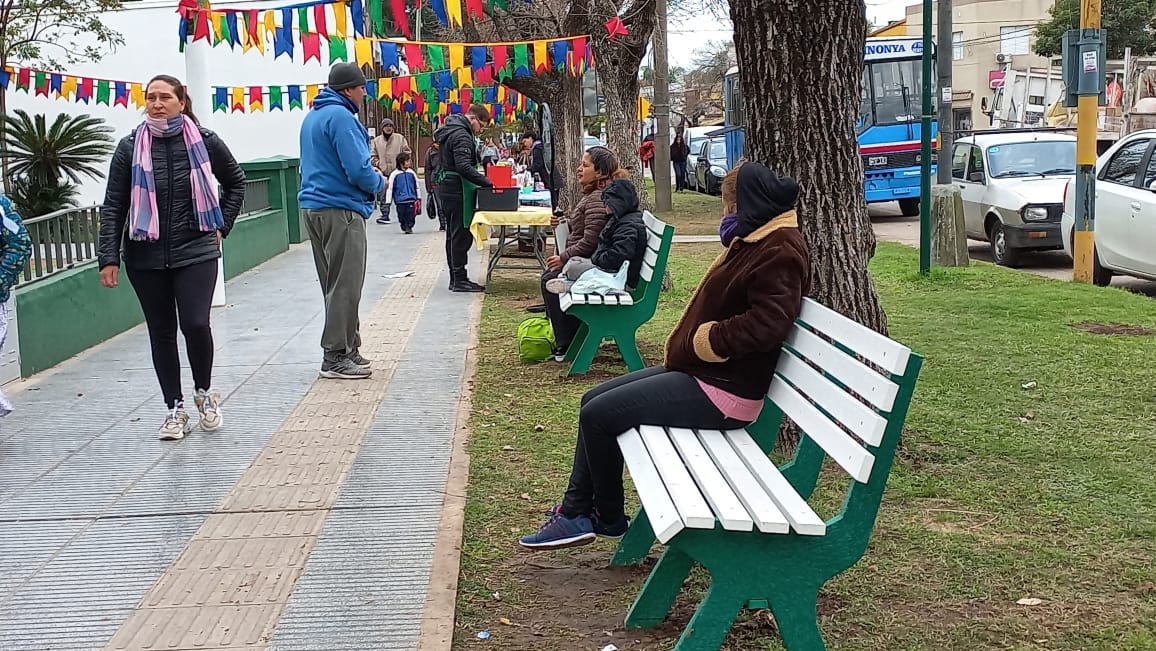 🥳 Disfrutamos de "Veredas para jugar", propuesta de la #Municipalidad que promueve el juego y el encuentro. Hoy en la escuela "Brigadier López", donde se colocaron bancos reciclados hechos con las tapitas plásticas recolectadas por la Red de Comerciantes de la avenida Gral. Paz.