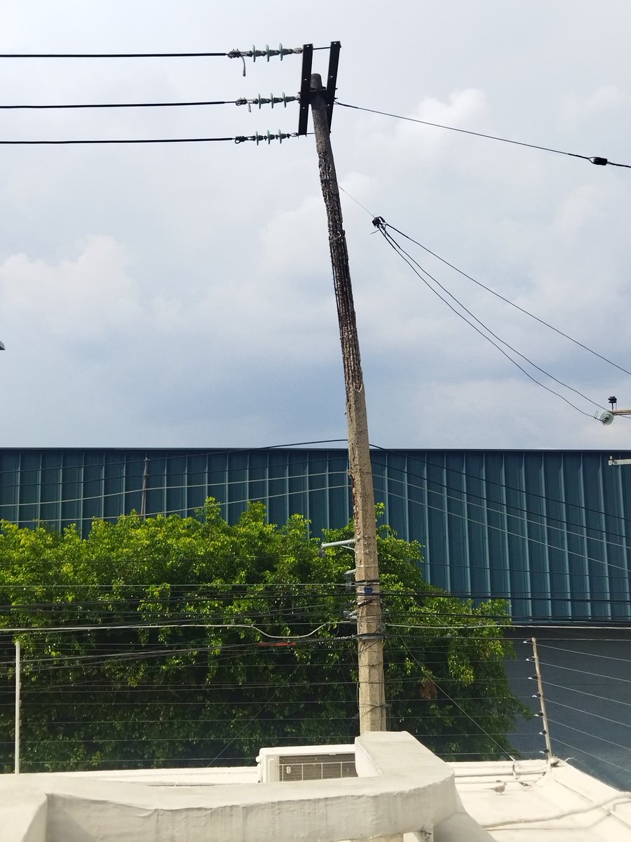 Itzelitta's tweet photo. @CFE_Contigo Poste en pésimo estado, que puede provocar un accidente. En calle paraíso 1681 col del fresno. Desde 2019 hemos reportado y no han hecho nada. @Trafico_ZMG ayuda con RT. https://t.co/1nUABMwCzV