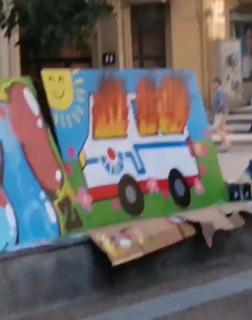 IAldaz_Police's tweet photo. Este dibujo se ha visto en un centro de recreo vacacional en #Donosti (País Vasco). El mural recrea una furgoneta de la #Ertzaintza que fue incendiada con los agentes dentro.

Hoy, personas q promovían, apoyaban o NO condenaban actos como éste gobiernan en las instituciones.

🤬 https://t.co/Hs7I2wVGSH