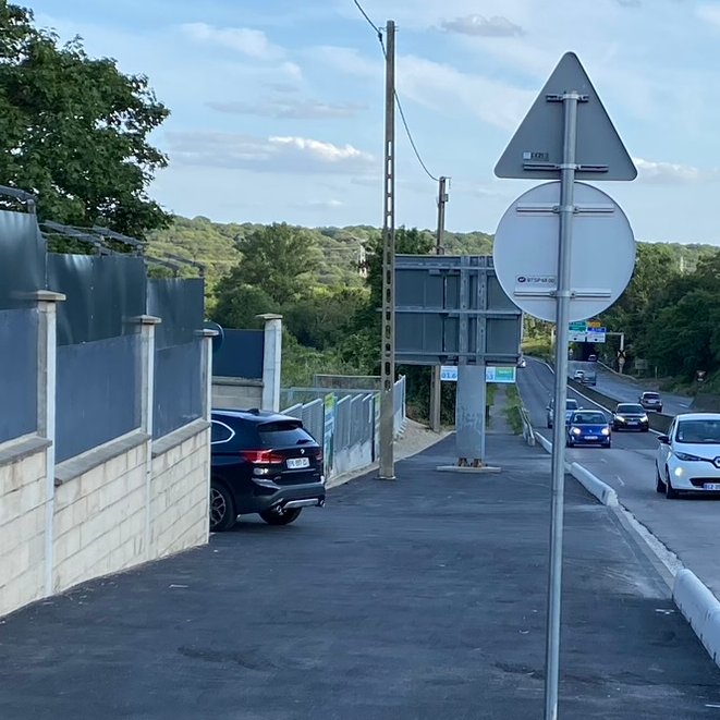 war_velo's tweet image. Aménagement cyclable @mairie91570 - Petit Clamart #RN906 #RD906
Merci François pour la photo : les mégas panneaux publicitaires en cours de démontage 😍😍
Le routeur #Brouter est à jour merci @OSM_FR.
@VSaclay @derailleursclam @rivovasta @MDB_Massy