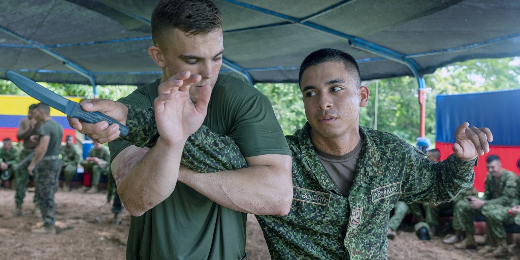 marforres's tweet image. During Exercise #UNITASLXIV, a US #Marine trains with a Colombian marine in knife techniques. The exercise promotes regional partnerships and knowledge-sharing through multinational training, strengthening existing relationships and forging new ones. 🤝