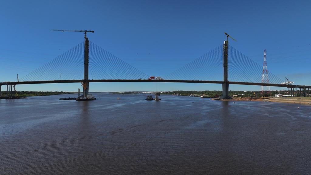 Hoy bajamos el último carro de avance del vano central. Estas estructuras de metal, diseñadas y fabricadas especialmente para el Puente Héroes del Chaco ya cumplieron su misión.
Estamos cada vez mas más cerca!