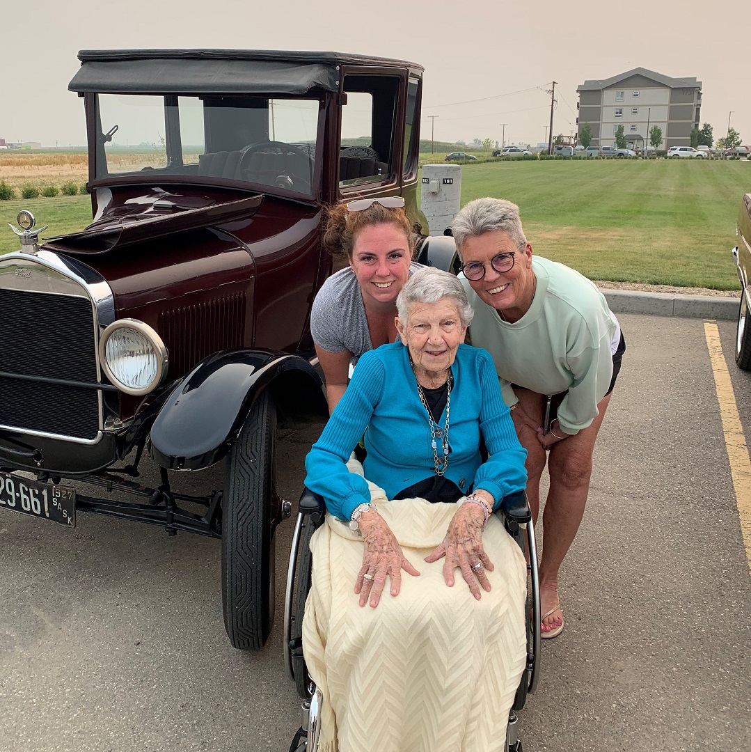 trinitymanor's tweet photo. Reminiscing of years gone by!
Thank you to Dan Stinnen's Family &amp; Crew for bringing your cars out to Trinity Manor at Westerra.
#carshow #SeniorLiving #yqr 
https://t.co/wztOHNPAYI https://t.co/hLvoTSpJon