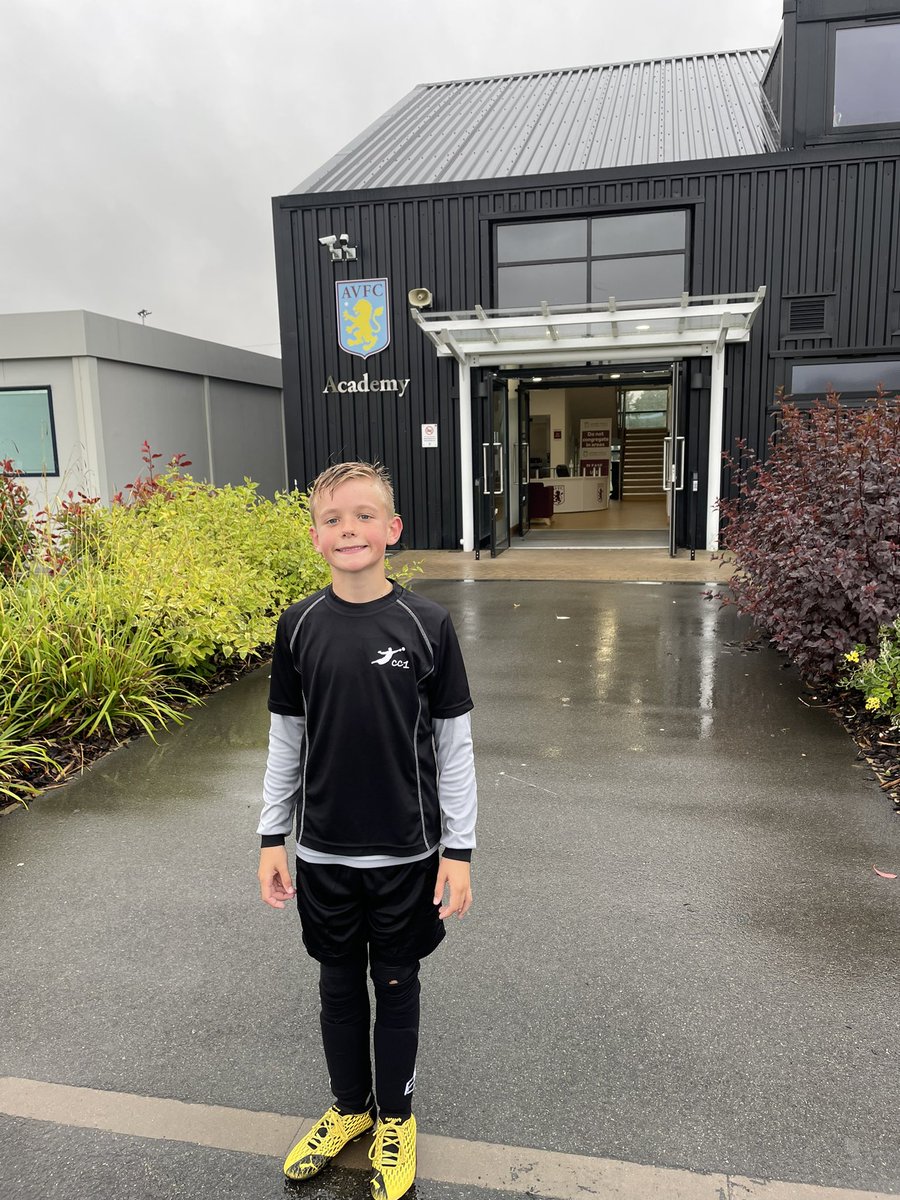 CC1_Goalkeeping's tweet photo. Amazing evening @AVFCOfficial having been invited to their open GK training session for the Academy. Who would believe he played his first ever game 12 months ago #development #gkunion #juniorgoalkeeper #football #progress https://t.co/FhOXaoglYo