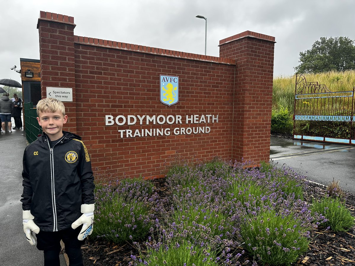 CC1_Goalkeeping's tweet photo. Amazing evening @AVFCOfficial having been invited to their open GK training session for the Academy. Who would believe he played his first ever game 12 months ago #development #gkunion #juniorgoalkeeper #football #progress https://t.co/FhOXaoglYo