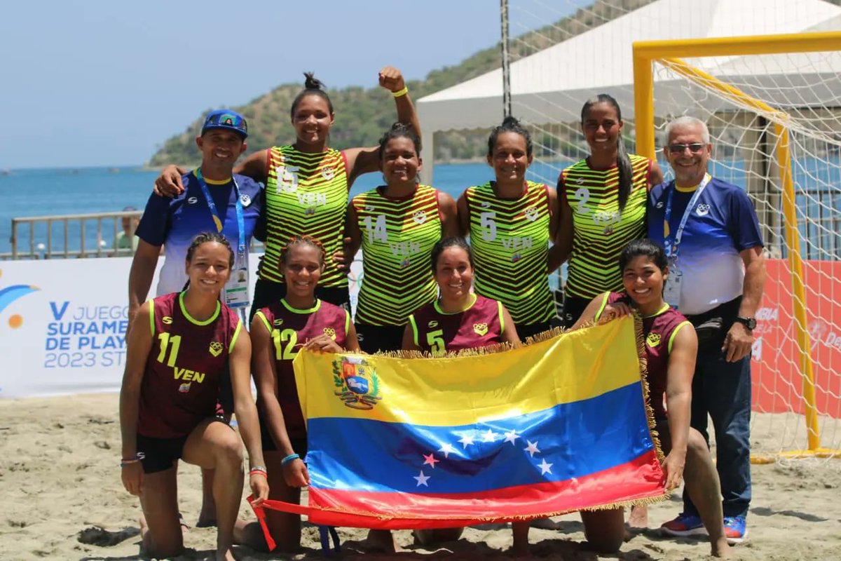 OfficialCOV's tweet photo. El balonmano femenino inició sus entrenamientos en Santa Marta 2023 

La disciplina de nuestra abanderada, Frannelly Polanco, realizó el primer entrenamiento oficial sobre la arena de los V Juegos Suramericanos de Playa.

#VzlaEnSantaMarta2023 #JuegosSuramericanosDePlaya https://t.co/ayYgCwldCR