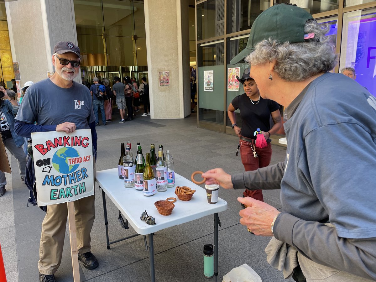 We are striving to build a community of customers & bank staff who are working for a healthy future & demand that Wells Fargo stop investing in fossil fuel expansion and accelerate green investments. 

So, @ThirdActSFBay helped throw a block party, and it went like this: