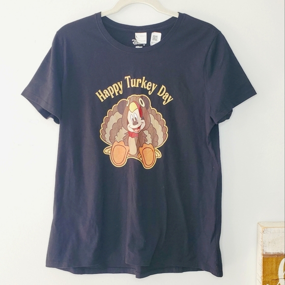 michele_loveday's tweet photo. So good I had to share! Check out all the items I'm loving on @Poshmarkapp #poshmark #fashion #style #shopmycloset #disney: https://t.co/38OpAeH3EW https://t.co/oHKnjmYua6