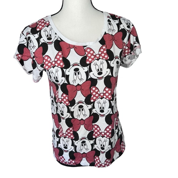michele_loveday's tweet photo. So good I had to share! Check out all the items I'm loving on @Poshmarkapp #poshmark #fashion #style #shopmycloset #disney: https://t.co/38OpAeH3EW https://t.co/oHKnjmYua6