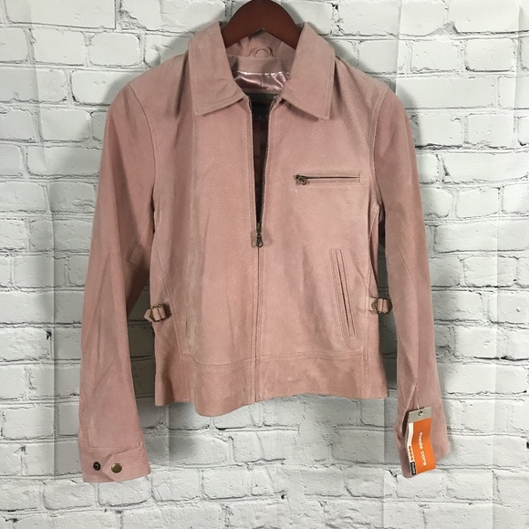 MyMomsBasement's tweet photo. So good I had to share! Check out all the items I'm loving on @Poshmarkapp from @triniskies #poshmark #fashion #style #shopmycloset #wilsonsleather #joerocket #levis: https://t.co/nvMLLpEumK https://t.co/Q0XexSxr3O