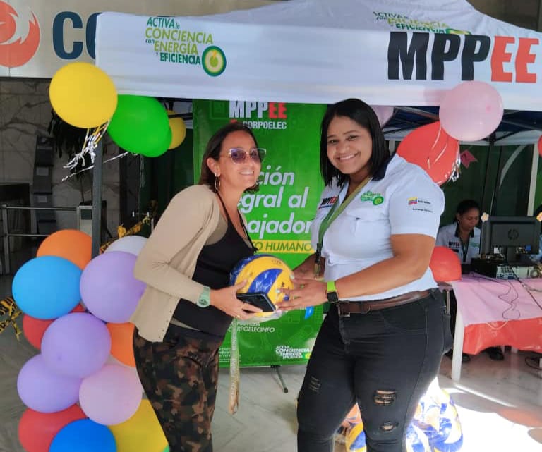 CorpoelecInfo's tweet image. Dando cumplimiento a la primera línea estratégica del sector eléctrico, #Asoelec  realizó la entrega de 12.424 obsequios con motivo del Día del Niño para los hijos e hijas de los trabajadores.

#VivaLaPoesía