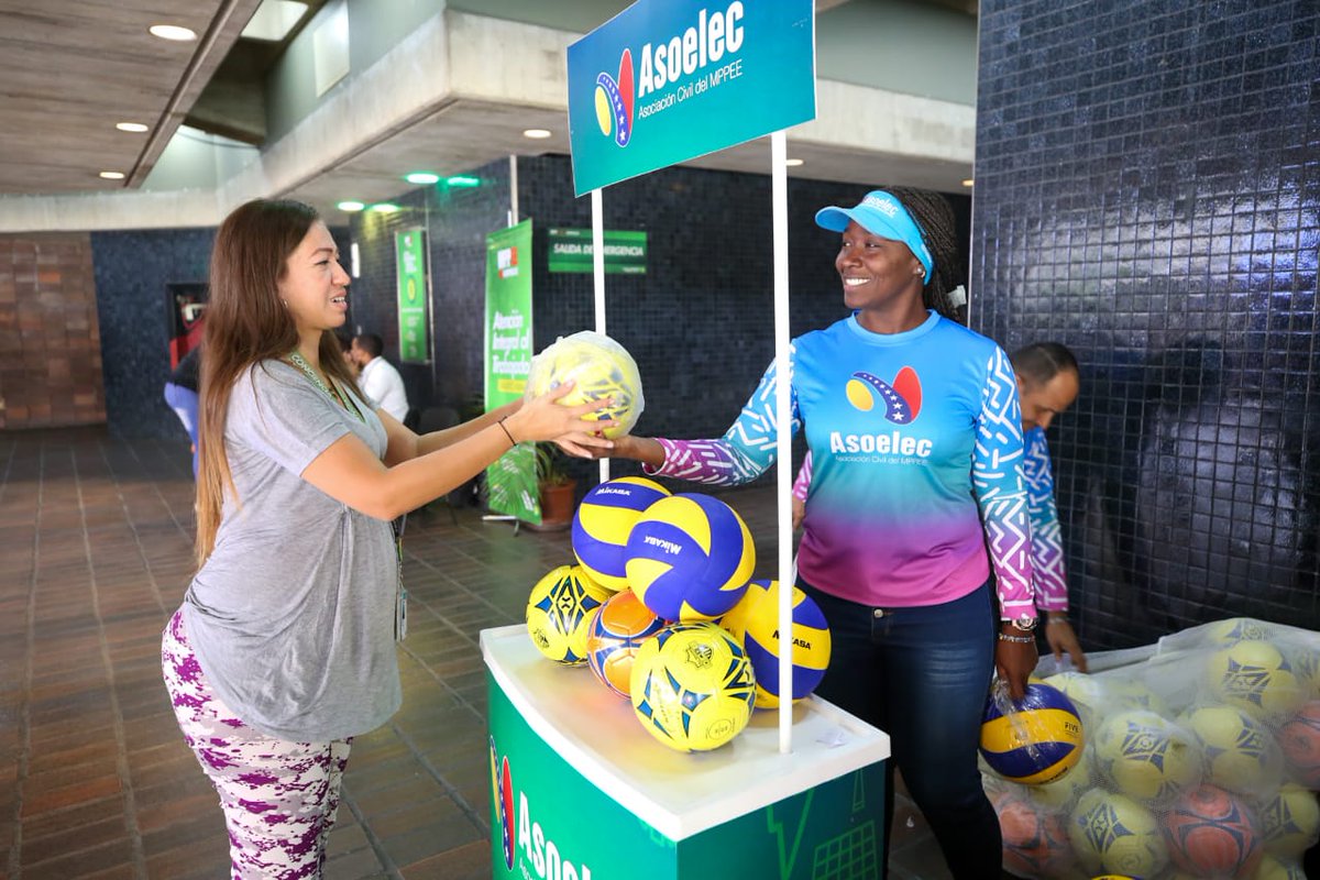 CorpoelecInfo's tweet image. Dando cumplimiento a la primera línea estratégica del sector eléctrico, #Asoelec  realizó la entrega de 12.424 obsequios con motivo del Día del Niño para los hijos e hijas de los trabajadores.

#VivaLaPoesía