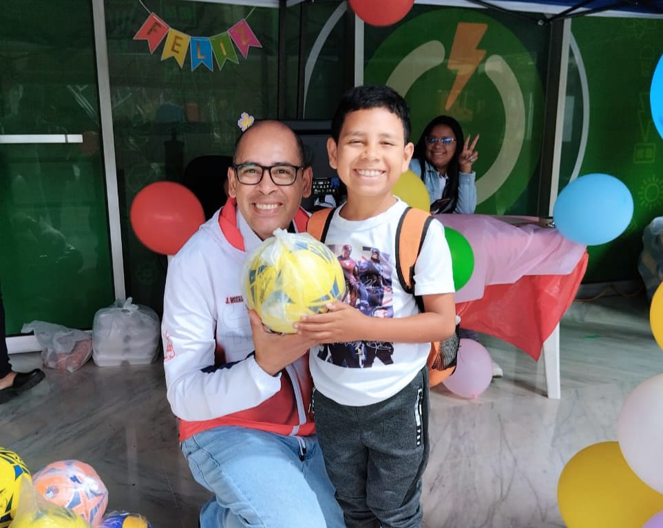 CorpoelecInfo's tweet image. Dando cumplimiento a la primera línea estratégica del sector eléctrico, #Asoelec  realizó la entrega de 12.424 obsequios con motivo del Día del Niño para los hijos e hijas de los trabajadores.

#VivaLaPoesía