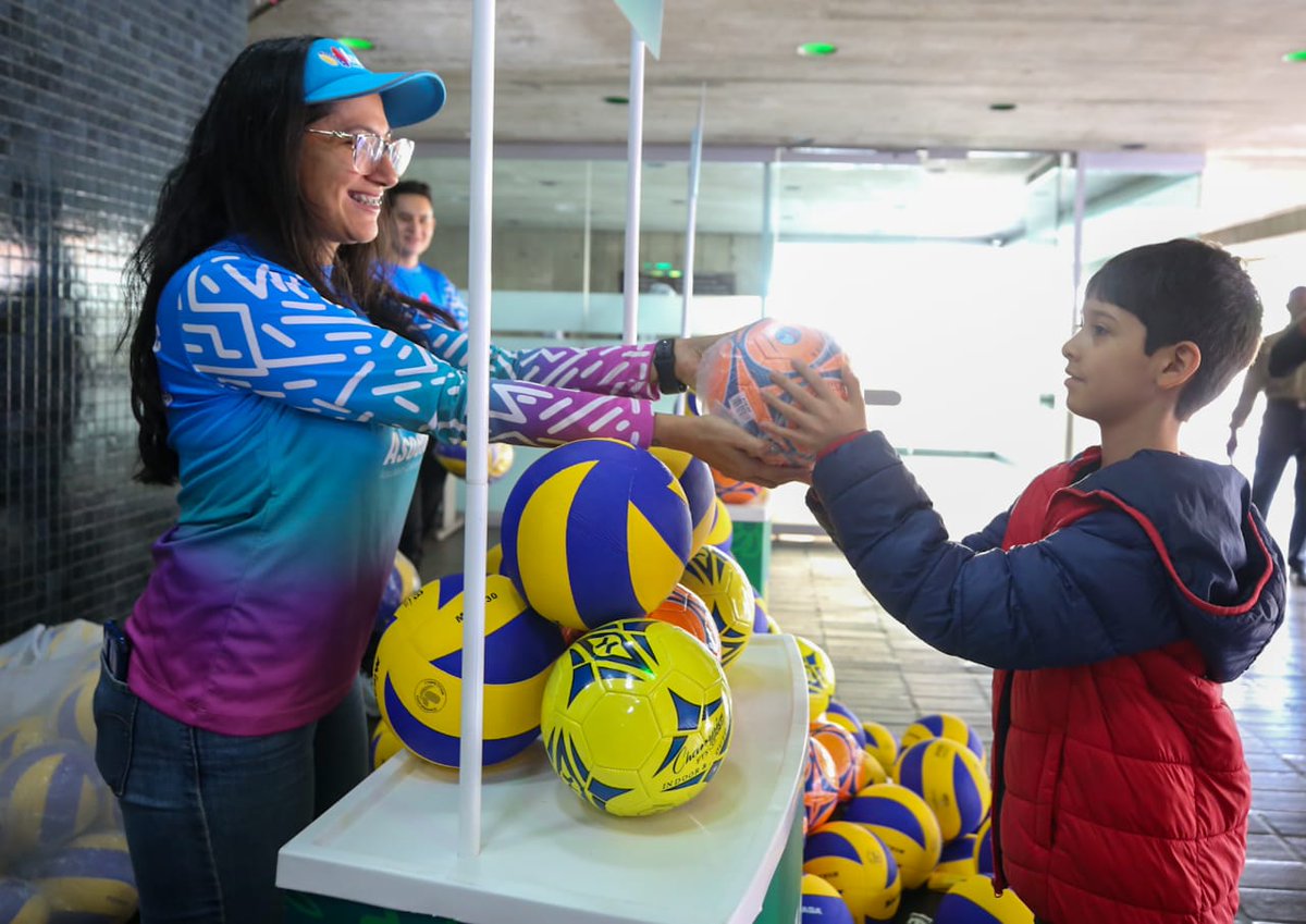 CorpoelecInfo's tweet image. Dando cumplimiento a la primera línea estratégica del sector eléctrico, #Asoelec  realizó la entrega de 12.424 obsequios con motivo del Día del Niño para los hijos e hijas de los trabajadores.

#VivaLaPoesía