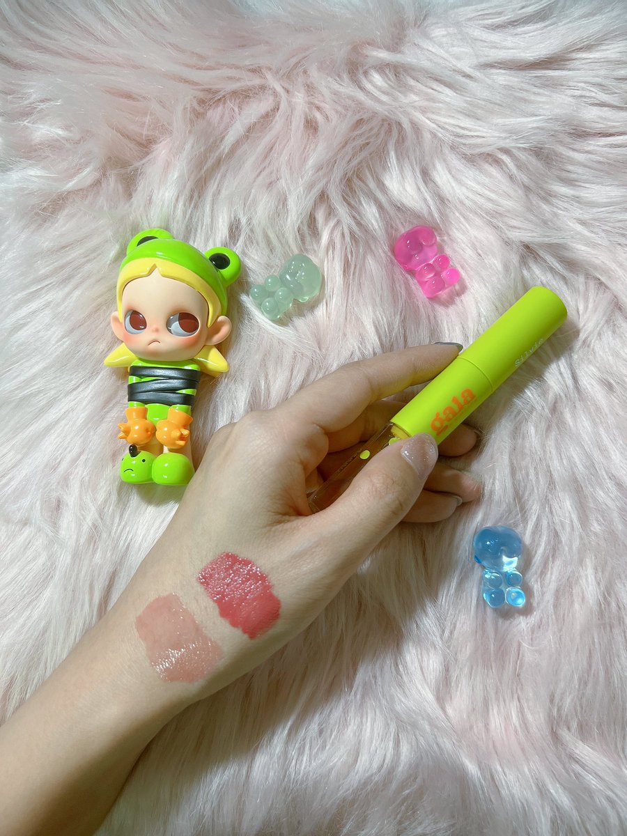 Reviewdeever's tweet image. ซื้อเพราะแพ็คเกจ ไอเลิฟสีเขียว💚แต่ดีเฉย สีเบอร์2ชมพูติดส้มนิดๆ ส่วนตัวชอบด้านph blush oil คือสีออกชมพูพีชๆน่ารักทาแล้วดูธรรมชาติ แถมยังติดทนอีก ปังนะ ในแบงค์ร้อย2ใบมีทอน #ลิปสติก #ใช้จริงรีวิวจริง #gala 
📍 s.lazada.co.th/s.9WbtE?cc