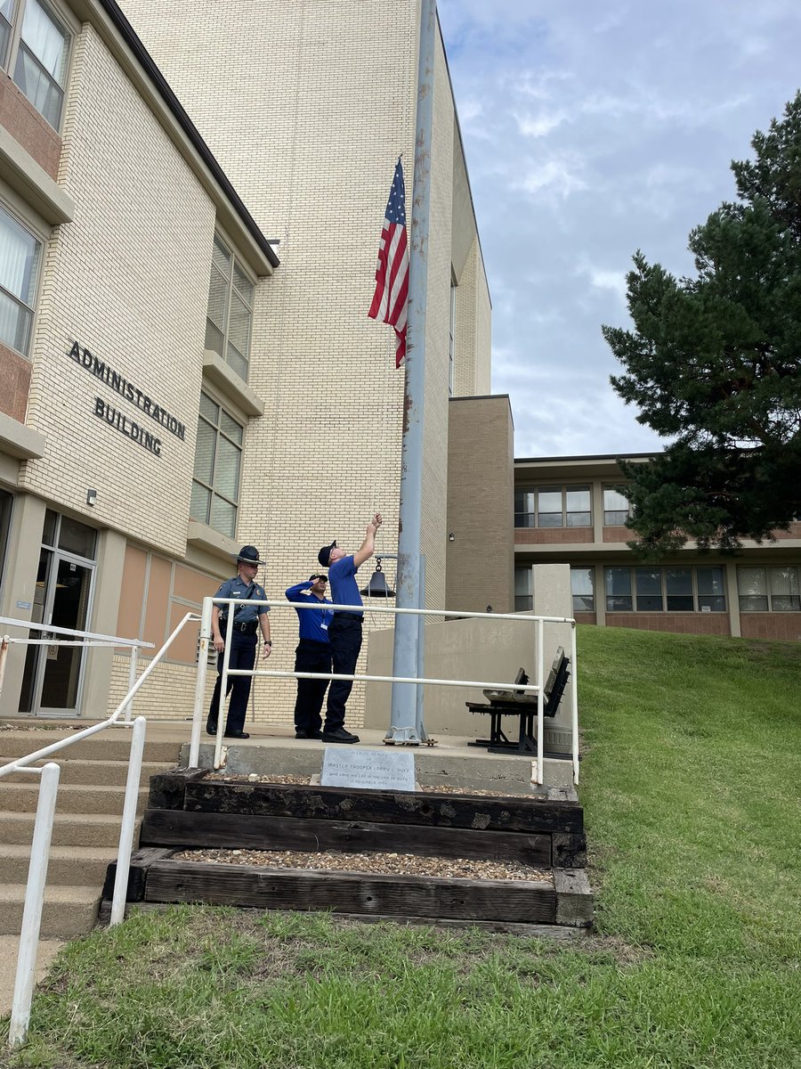 KHPRecruiting's tweet image. At the KHP Training Academy, each day begins and ends with flag detail.
In our morning flag detail, we ring the bell in memory of the 10 Troopers who gave their lives in service to the citizens of Kansas.
#ServiceCourtesyProtection
 #BuildingALegacy