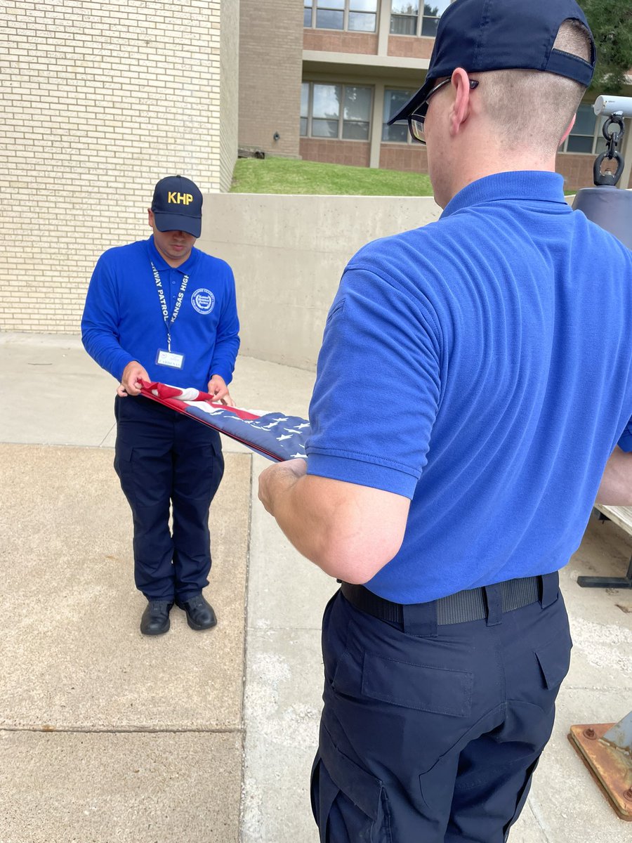 KHPRecruiting's tweet image. At the KHP Training Academy, each day begins and ends with flag detail.
In our morning flag detail, we ring the bell in memory of the 10 Troopers who gave their lives in service to the citizens of Kansas.
#ServiceCourtesyProtection
 #BuildingALegacy