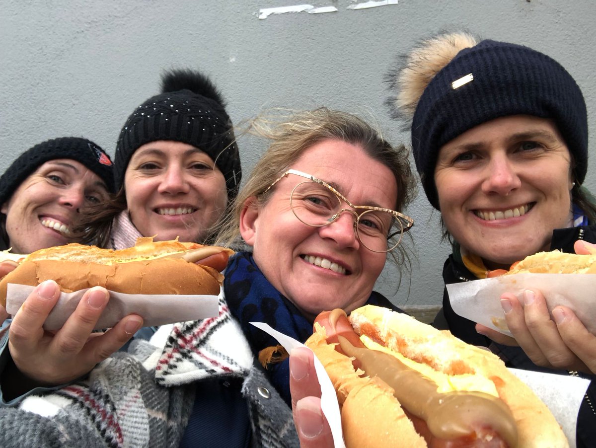 ndtlanderne's tweet photo. Après avoir été diplômées, nous avons arpenté les rues de Reykjavik et dégusté le meilleur hot dog de la ville ! https://t.co/Ds7AX7yVEQ