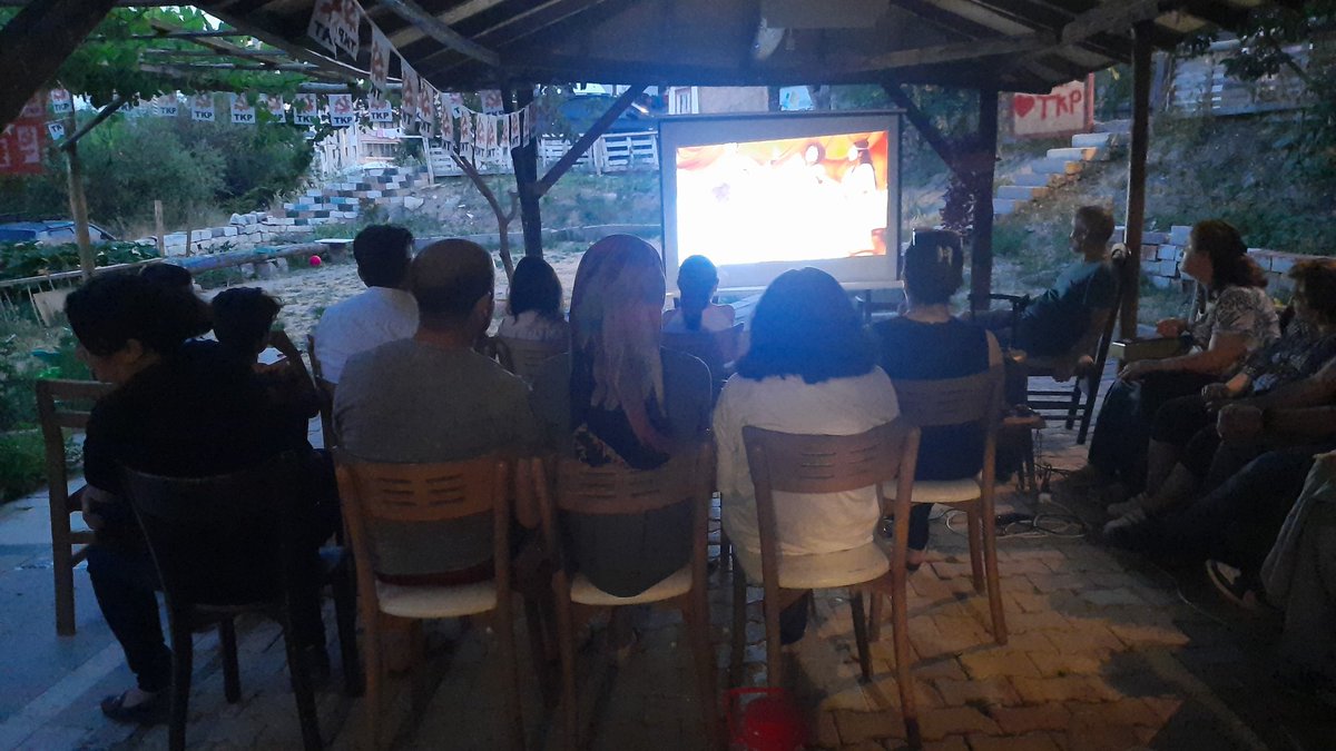 Mahaledeki komşularımızla semt evi bahcemizde ilk yaz sinema filmimizi izledik.
