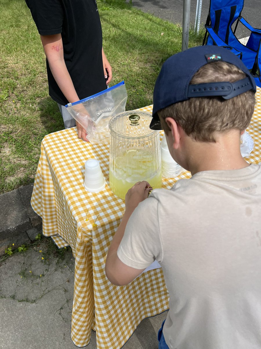 The4amBroker's tweet photo. Alright #ReTwit!!! Do your thing, just saw my first Lemonade stand of the Summer.

I spoke with these three guys for a little bit. They told me that while all of their friends were out riding 🚲 that they wanted to make some 💰.

Parents were awesome!

Venmo name:
Jaryd-Freedman https://t.co/VfWOHBXaOt