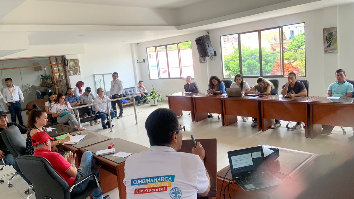 SecGobCundi's tweet photo. En #Hilo
En el municipio de San Juan de Rioseco, capacitamos y actualizamos conceptos de la ley 1801 del 2016 Código de Seguridad y Convivencia Ciudadana para Personeros, inspectores y funcionarios.
#Eira #Piscc #CulturaCiudadana https://t.co/HzSCazs0QL