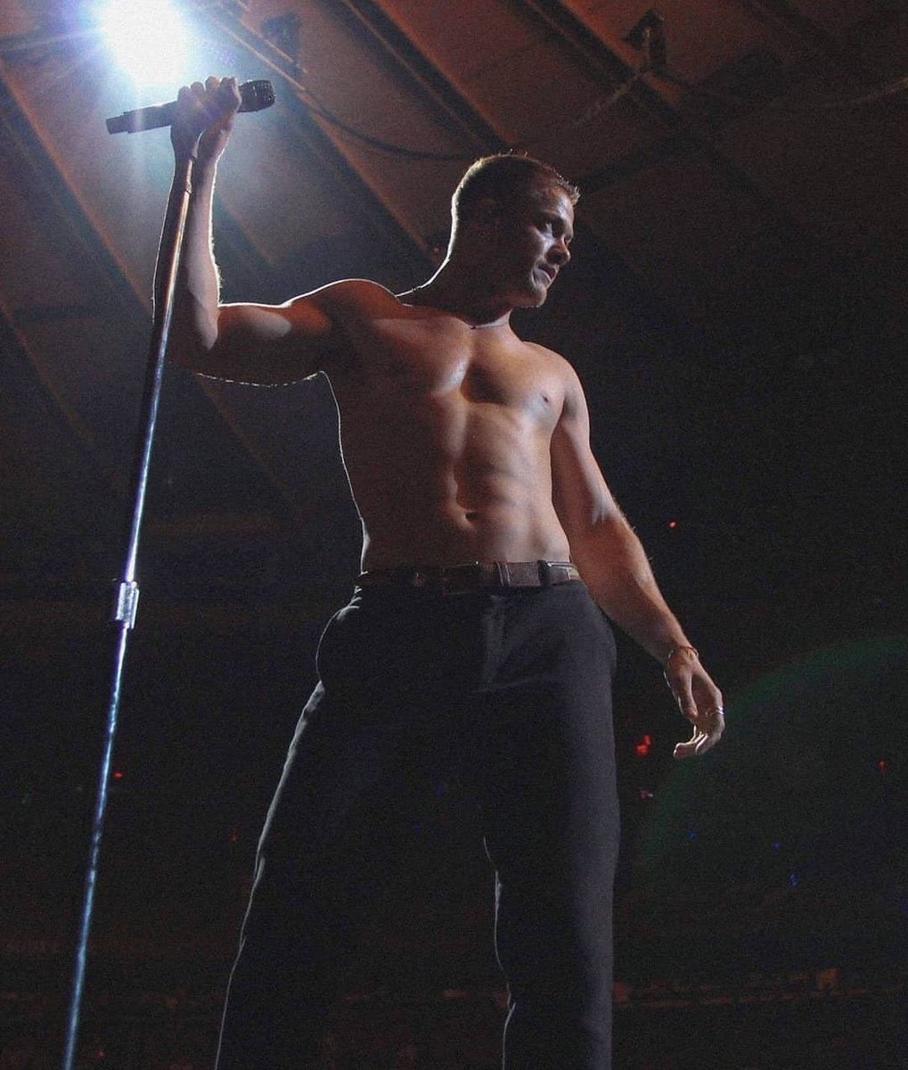 PopCrave's tweet photo. Happy 36th birthday to the very talented Dan Reynolds of Imagine Dragons. https://t.co/3v49lqgLhW