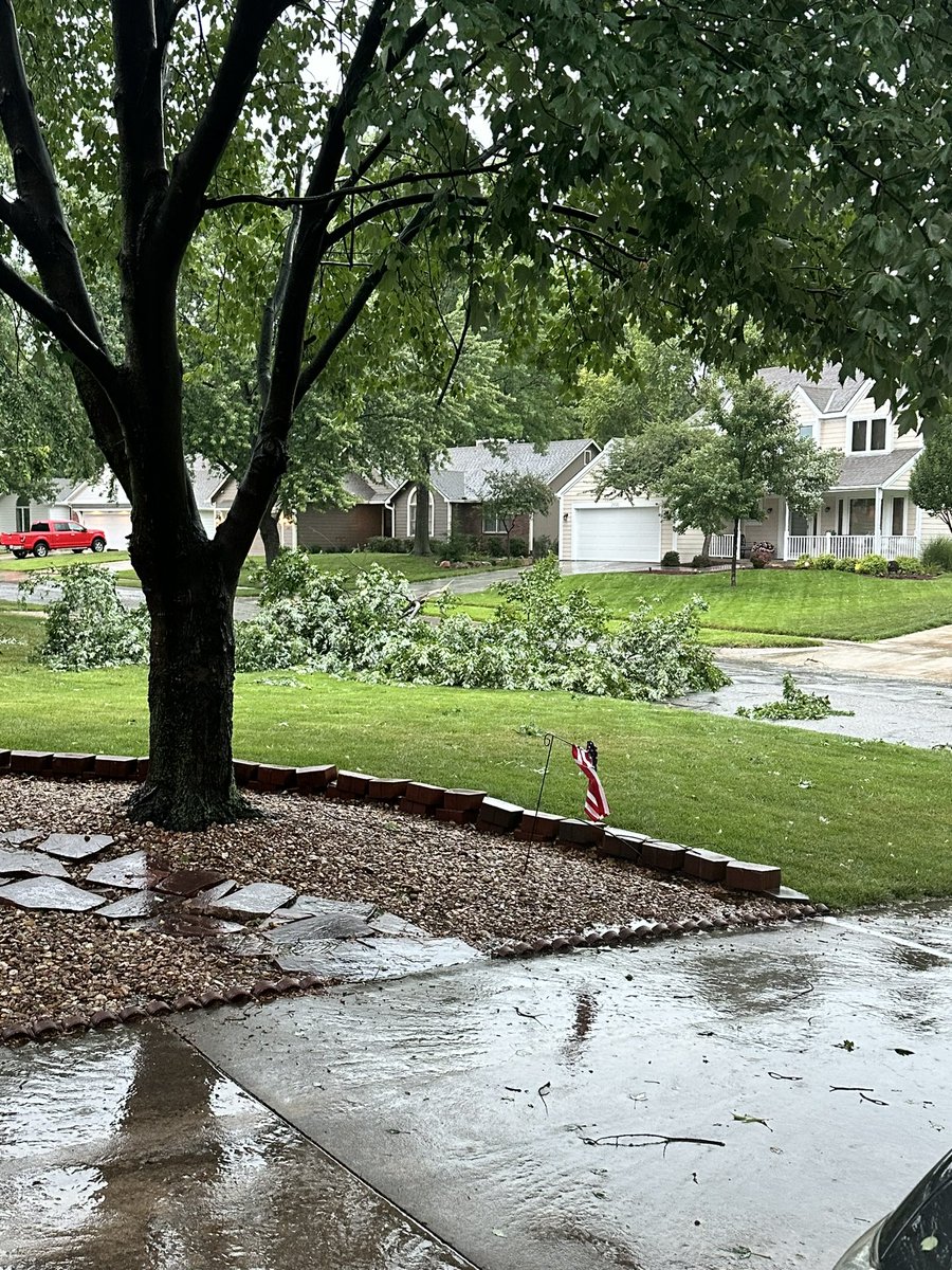 OverTheCamo's tweet photo. 📍 Lawrence
South by 31st St.

@KSHB41 @kmbc @fox4kc @KCTV5 https://t.co/R4CMIA1F9u