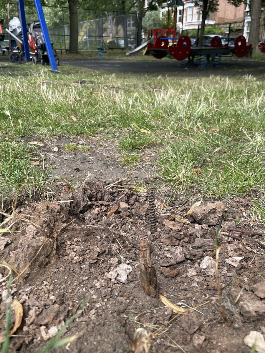 VeePhotography_'s tweet photo. Hi @IslingtonBC , where can I contact you about dangerous playgrounds? This is the situation at Tufnell Park Playing fields, someone will get seriously hurt here or worse. https://t.co/6bj31ebSuU