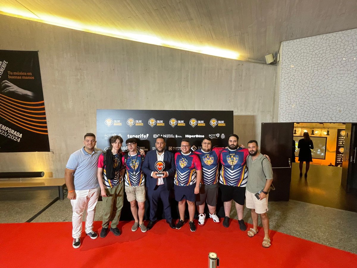 SFSolarFlare's tweet photo. 🏆 ¡Increíble noticia! Somos oficialmente el #MejorEquipoDeCanarias en #esports, reconocido por @EsportsBLive. Gracias a todos nuestros jugadores, técnicos y fans que nos apoyan incansablemente. Esto es solo el comienzo... ¡Vamos a seguir luchando y ganando! #GamingLife #Campeones 🎮🔥🔥🔥