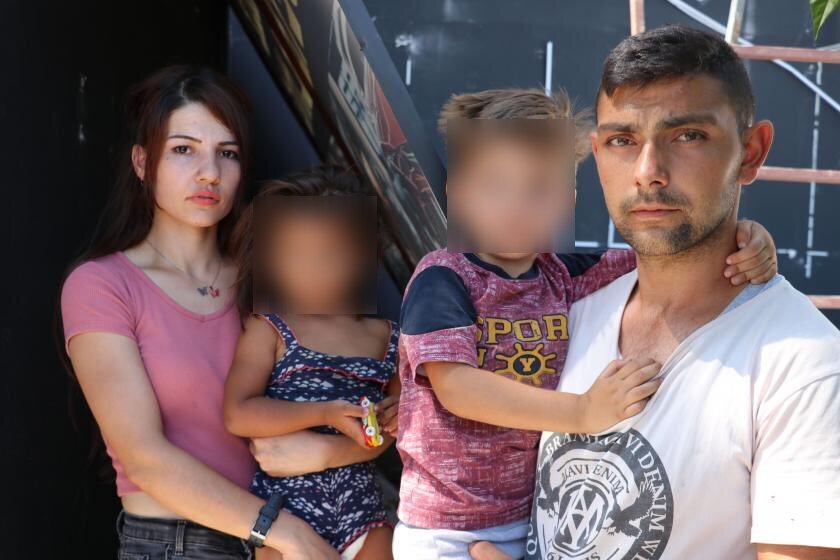 Antalya'da Samet-Sümeyye Bozkaya çifti gelirleri kira ödemeye yetmediği için 2 ve 3 yaşındaki çocuklarıyla birlikte 4 aydır sokakta yaşıyor! 

Sefalet ücretlerini dayatan ve barınma ihtiyacını dahi metalaştıran bu düzen yüzünden emekçiler barınma hakkından dahi mahrum kalıyor!