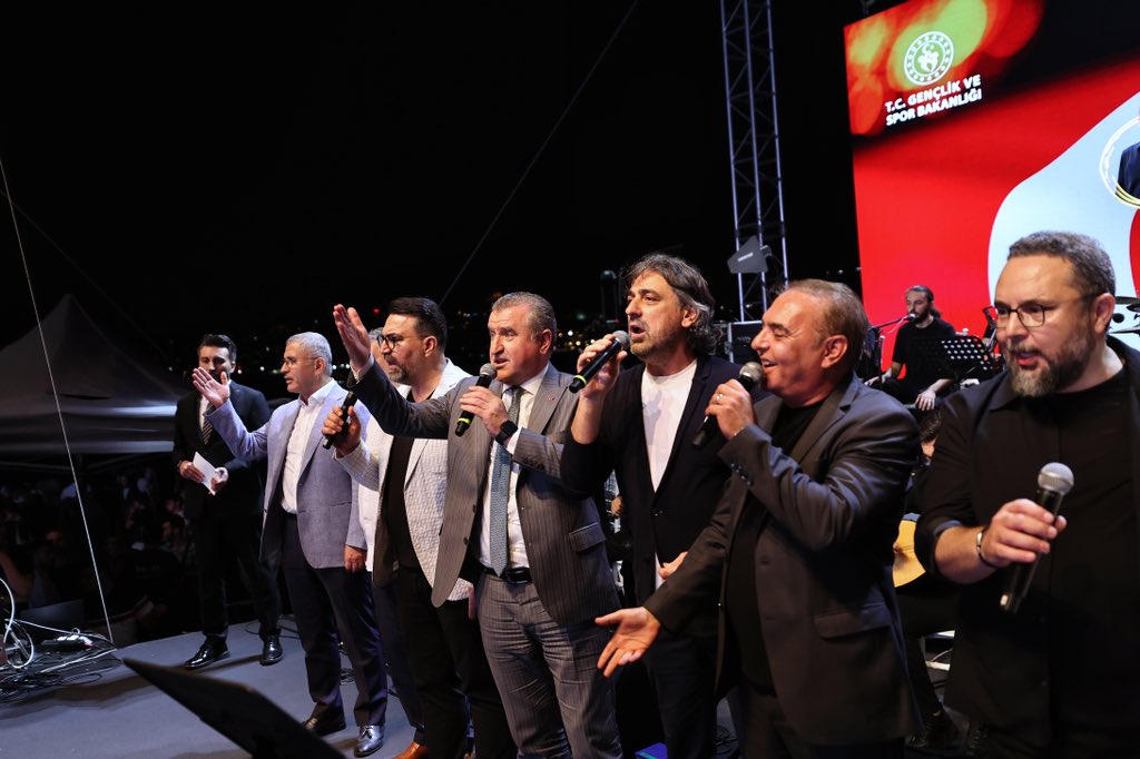 #15Temmuz Milli Birlik ve Demokrasi Günü vesilesiyle bir araya geldiğimiz sanatçı dostlarımızdan ezgiler, marşlar dinledik... 

İstiklaline, istikbaline, bayrağına, devletine, Cumhurbaşkanına ve topyekûn ülkesine sahip çıkan aziz Türk milletinin her bir ferdine selam olsun…🇹🇷