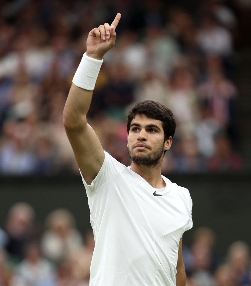Alcaraz juega un partido DESCOMUNAL para citarse en la final con Nole, tenemos el rematch de las semis de rolanga.
Para mí hay un claro candidato al título y creo que todos saben quien es🃏🇷🇸