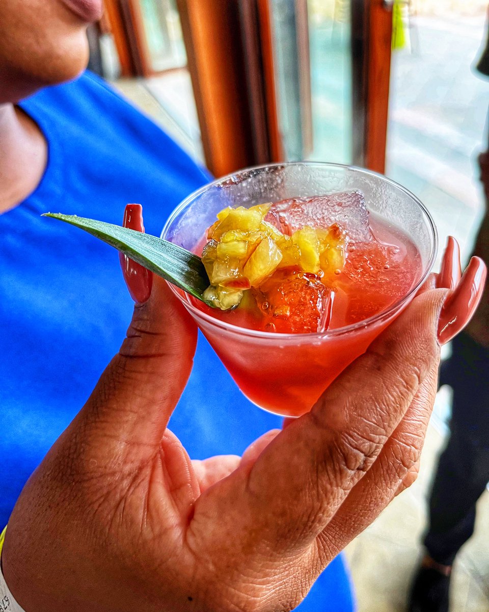 CBJourneys's tweet photo. ๐ Totally enjoying the #pineapple flavors of @SKNRestaurantWk
๐ @CarambolaBeach
#StKitts #StKittsAndNevis #CBJRecommends https://t.co/PuXodtvvSo