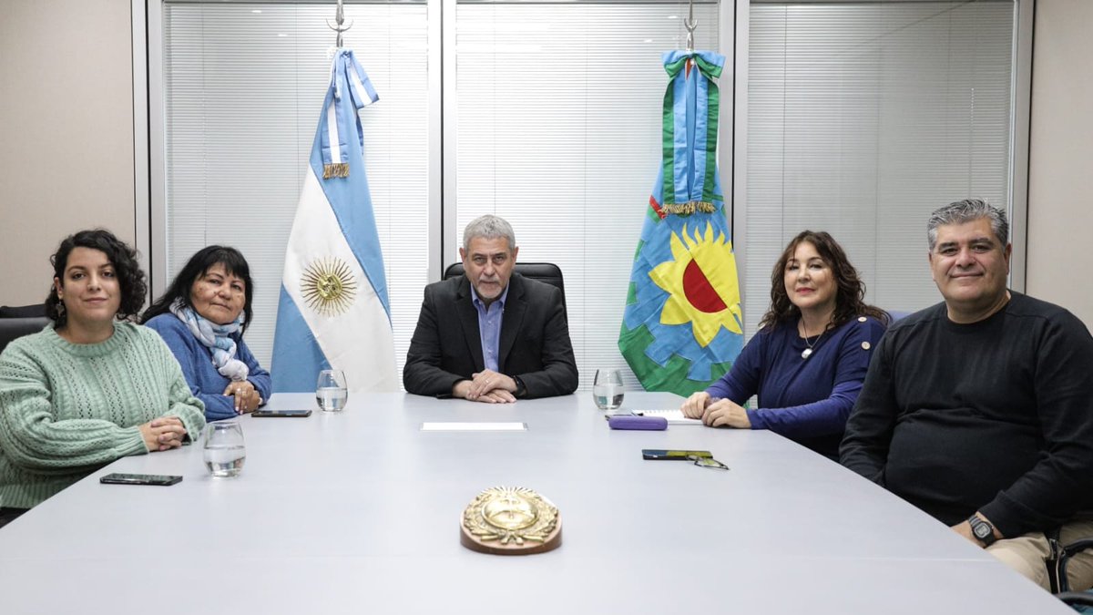 jorgeferraresi's tweet photo. Siempre junto a la escuela  pública 🤝 

Nos reunimos con lxs dirigentes de @SUTEBAProvincia, @almazan_silvia, @luiscaraballo68, Melisa Graziano y @AunaLaura. 
Analizamos las líneas de abordaje que podemos articular para seguir fortaleciendo a la educación en Avellaneda. https://t.co/JhOCeavpTb