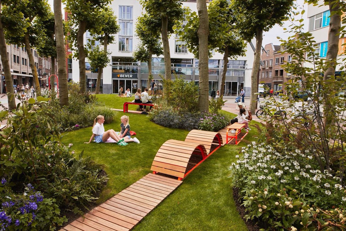 Het Burgemeester Loeffplein is vanaf vandaag een pop-up stadspark. Het is een prachtige make-over geworden. Wat een enorme potentie heeft dit plein.

Tot en met september kun je genieten van deze groene oase! 🌳 Zeker doen! 

📷 | Den Bosch Partners