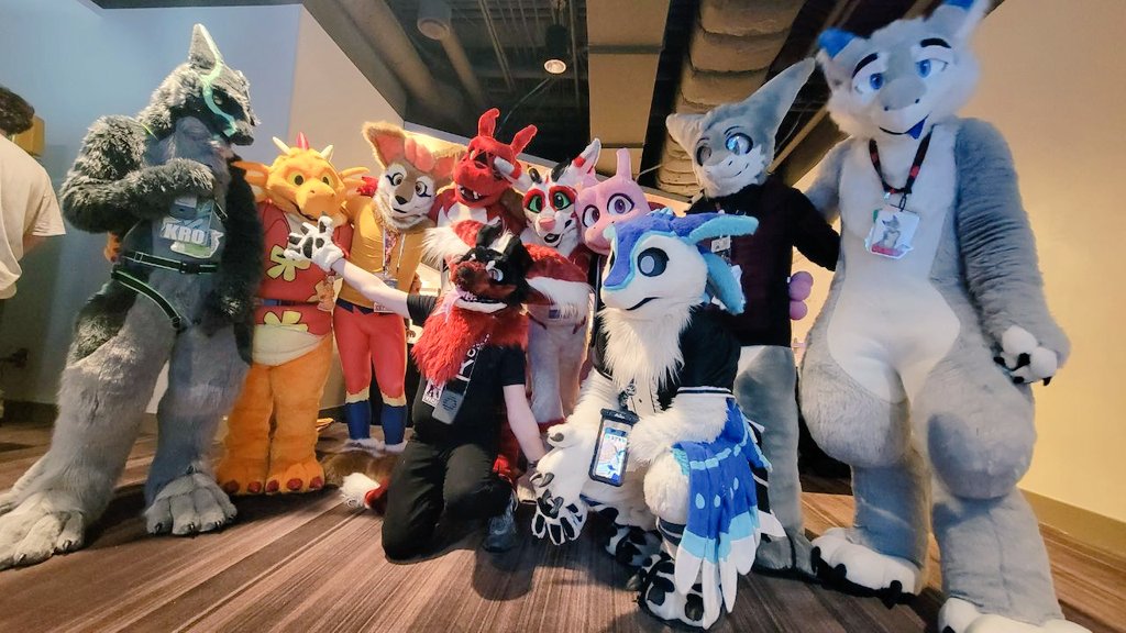 Last FWA a bunch of friends gathered in suit at the arcade and we played games, thanks for giving me even more memories to treasure ❤️‍🔥✨

Happy #FursuitFriday!!!