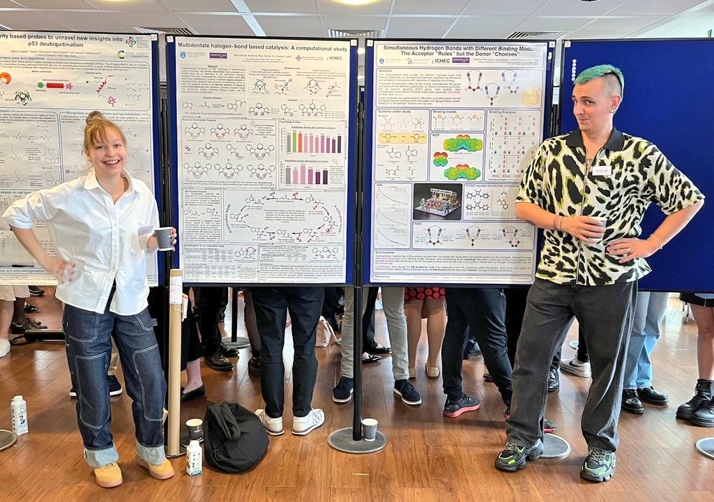 @inigo_iribarren and @NikaMel99 got the chance to present our work on #compchem #halogenbonds #hydrogenbonds & #organocatalysis at #RSCOrgChemIRE  🎉⚛️🖥️ . Super stylish as always 🥰