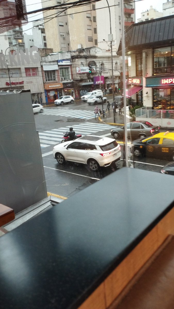 MotorData_Arg's tweet image. Ayer pudimos ver un camión mosquito con las últimas 3 novedades de #Ford. 
#Territory, #Maverick Híbrida, y atrás se asoma una nueva #Ranger.
Dos minutos después, otra Territory, esta vez andando. 
Es inminente el éxito que está teniendo, cada vez se ven más en las calles.