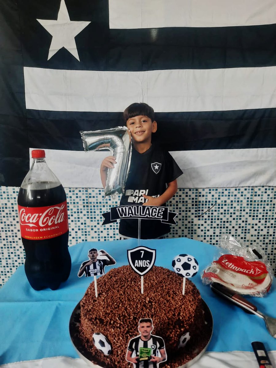 deley_machado's tweet photo. Meu filho simplesmente lançou uma festa do Tiquinho Soares na escola ⚪️⚫️🔥 @bernardogentile @van_sefooderem @paulinpeza @thairoarruda @Botafogo https://t.co/8fKYAYj3Ob