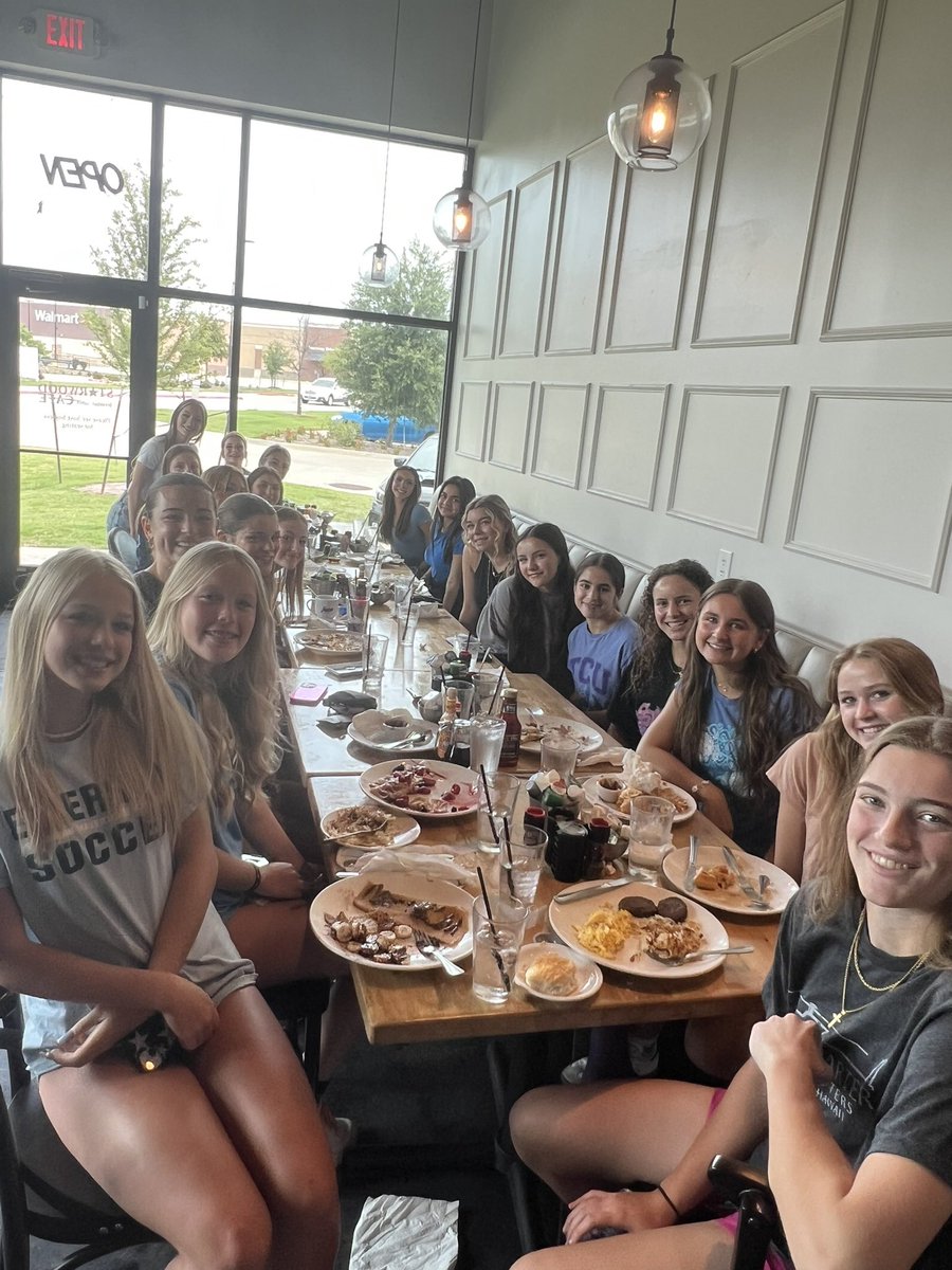 ehsmavssoccer's tweet photo. Started our Friday morning off right with our first team meal of the new year! Special thanks to Starwood for hosting us! https://t.co/IBoCri03SM