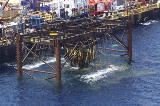 MonitorNMS's tweet photo. #OTD 

On July 16 𝟐𝟎𝟎𝟏, 𝘔𝘰𝘯𝘪𝘵𝘰𝘳’s 30-ton steam engine was recovered at around 11:56 am. Divers worked around the clock for 4 weeks to free the engine from cement-like encrustations.

The engine now rests in conservation with @MarinersMuseum https://t.co/H9wGIXiu5h