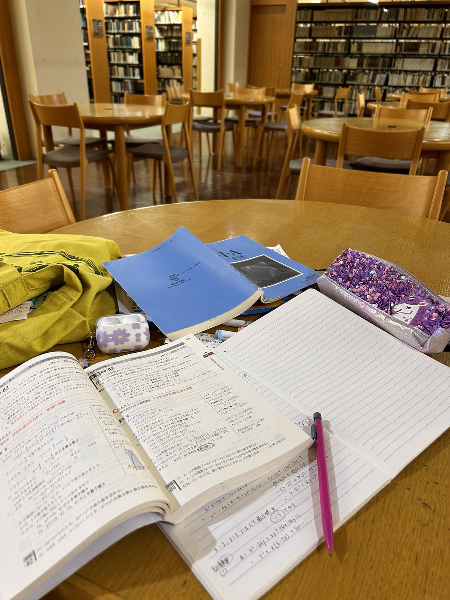 lingsrii's tweet photo. I love studying at the library! https://t.co/EYV39RSYPc