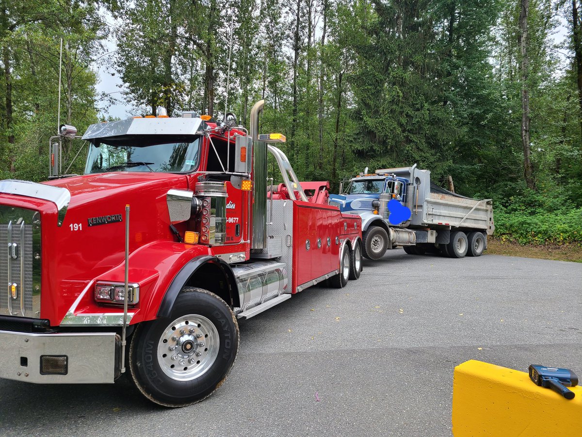 BurnabyRCMP's tweet photo. Working with our #LMDCVE partners for #OperationSafeDriverWeek, we have aimed to make our roadways safer by targetting π drivers engaging in high-risk driving behaviors in the LMD. We caught:
36 π speeding
29 π Disobeying Traffic Control Devices
16 π Disobeying a π sign https://t.co/cPynVWcH0l