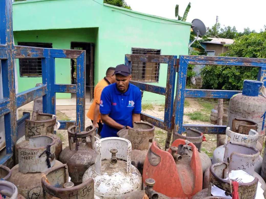 #DebesSaberlo|| La recarga y distribución de gas doméstico continúa por #Guárico, en esta oportunidad el #13Jun fueron atendidas 4 mil 468 familias de diferentes comunidades de nuestra entidad guariqueña 

#El1x10DelBuenGobierno continúa desplegado por #Guárico 

@NicolasMaduro