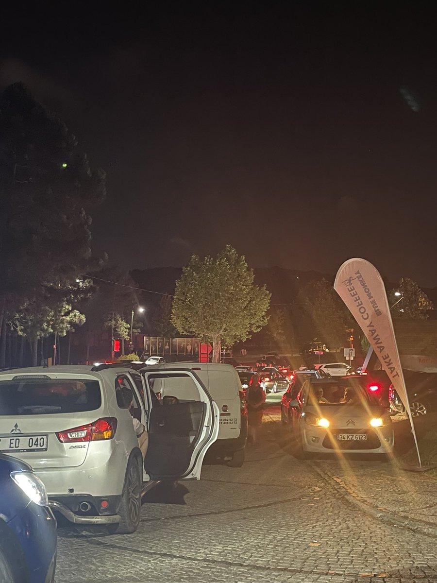 Amatuanta's tweet photo. 1,5 saattir kontak kapatmış vaziyette yüzlerce araba otoparkınızda  mahsur kalmış vaziyette ve herhangi bir çözüm ürettiğinizi düşünmüyoruz! Bir daha asla gelinmez! #ybywoods #kemerburgazkentormanı #ediskonseri #cimer @OrmanKent https://t.co/IOcDzpBAqG