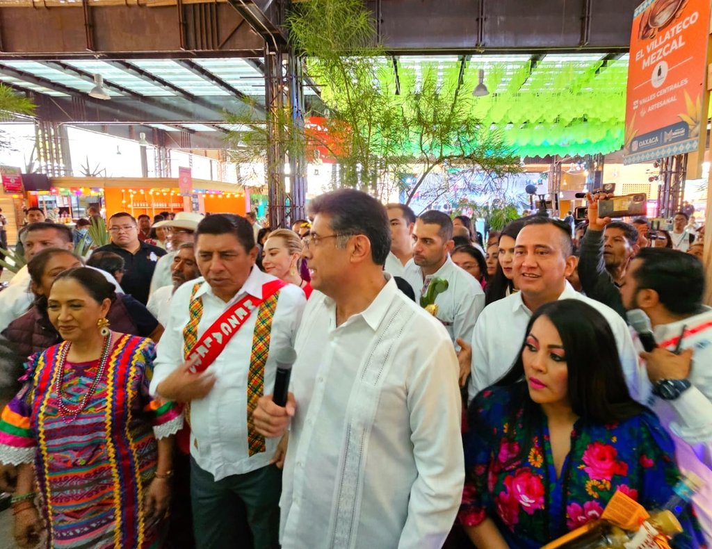 Admon_GobOax's tweet photo. ¡En #Oaxaca estamos de fiesta! 🎉

Esta mañana el titular de la @Admon_GobOax, @Nino_Morales1,  acompañó al gobernador @salomonj, a la inauguración de la Feria Internacional del Mezcal 2023, 🥃 evento que mostrará a locales y visitantes la grandeza del estado.

#Guelaguetza2023 https://t.co/IFoRnUHmTa