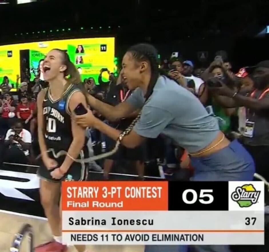 BleacherReport's tweet photo. SABRINA SCORED 37 IN FINAL ROUND OF 3PT CONTEST 🔥

SHE ONLY MISSED 2 SHOTS 🤯 https://t.co/mieOtwaybl