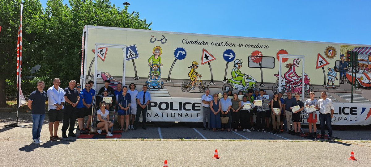 KaciDiha's tweet photo. Félicitations aux 40 lauréats Permis AM.Une belle action citoyenne des #vacancesapprenantes en présence de Mme Lamaison @prefet84,M. Carlier @cavaillon, Commandant Roubaud #intérieur_gouv.Merci Eric LEBAS et équipe CMPN. Fidélité depuis 24 ans. @AcAixMarseille @dsden84 @PapNdiaye https://t.co/hJuhaNFJVh