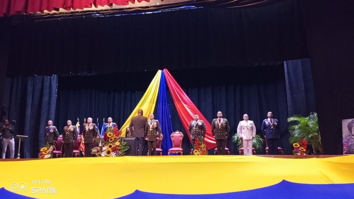 iaesen_umbv's tweet photo. #14Jul En el Teatro de la @ameb_vzla se realizó el Lauro Académico del CEPE y el CEPTTL, donde los Magisters Scientiarum en Seguridad de la Nación de la Cohorte 2022-2023 egresados del IAESEN recibieron sus títulos de manos del MG. Ricardo Nicodemo Viceministro @Educacion_MPPD https://t.co/Z0spYmpo9h
